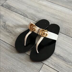 Gucci Women's Black and Cream Sandals with Gold Accent